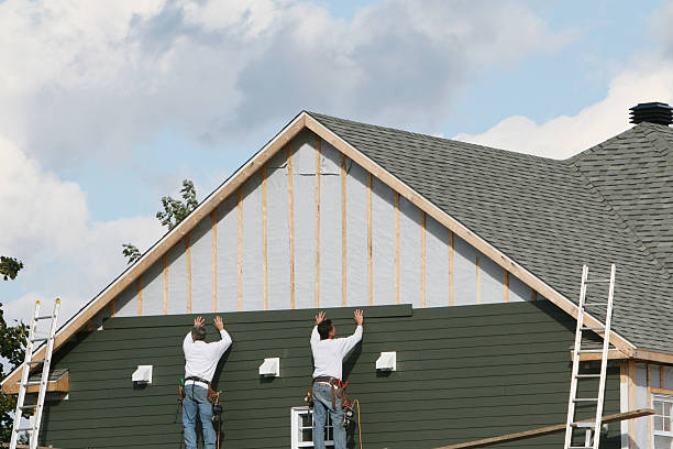 Professional Vinyl Siding technician working in Hampton, VA